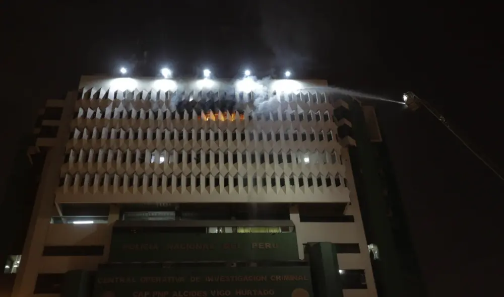 Según comentó el jefe del cuerpo de bomberos Lima Centro Mario Casaretto, el siniestro fue, en un principio, catalogado como código 2. Horas después ascendió al código 3. Foto: Gerardo Marín/LR. Según comentó el jefe del cuerpo de bomberos Lima Centro Mario Casaretto, el siniestro fue, en un principio, catalogado como código 2. Horas después ascendió al código 3. Foto: Gerardo Marín/LR.