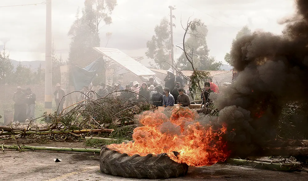El dato. Tregua a medias en Huancayo. Los campesinos de las localidades adyacentes expresaron su disconformidad con los acuerdos del sábado y lo expresaron con el bloqueo de algunas vías. Foto: GLR