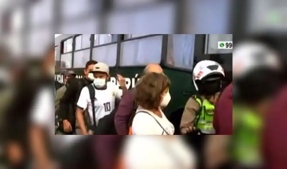 Ciudadanos son transportados por la PNP. Foto: captura / America Ciudadanos son transportados por la PNP. Foto: captura / America