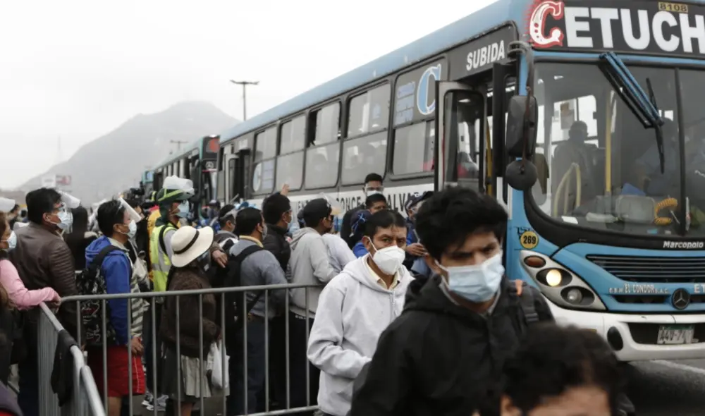 La principal exigencia de los transportistas tiene que ver con el alza en el precio de los combustibles. Foto: Marco Cotrina/La República
