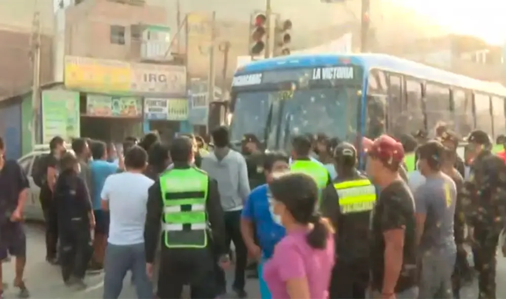 Por el paro de transportistas en Manchay, tampoco dejan pasar transporte de carga pesada. Foto: captura Latina