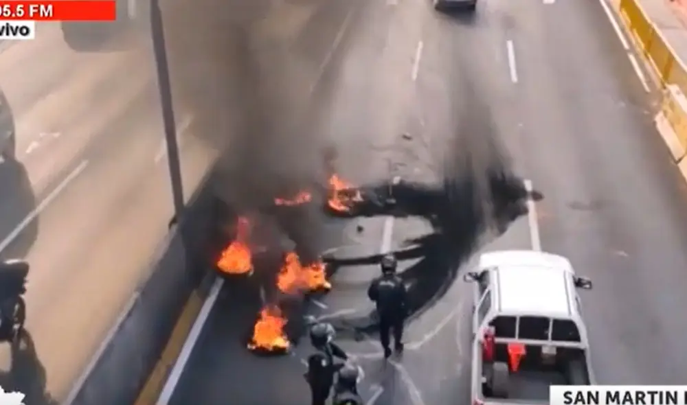 Los manifestantes estarían dirigiéndose hacia el Congreso de la República. Foto: captura Exitosa Noticias Los manifestantes estarían dirigiéndose hacia el Congreso de la República. Foto: captura Exitosa Noticias