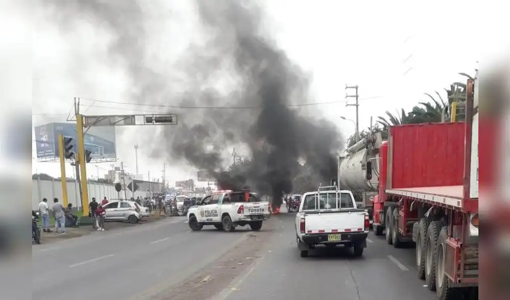 La Policia ha intentado persuadir a los manifestasten a que desbloqueen la carretera. Foto: URPI-LR