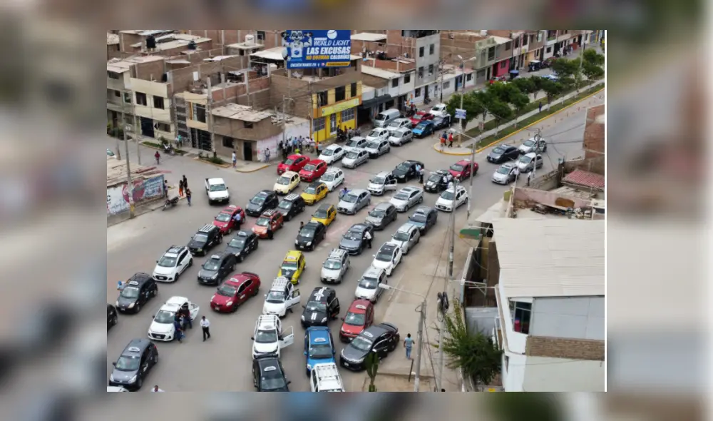 Los manifestantes conjuntamente con sus unidades vehiculares acatan paro de 24 horas. Foto: Clinton Medina Los manifestantes conjuntamente con sus unidades vehiculares acatan paro de 24 horas. Foto: Clinton Medina