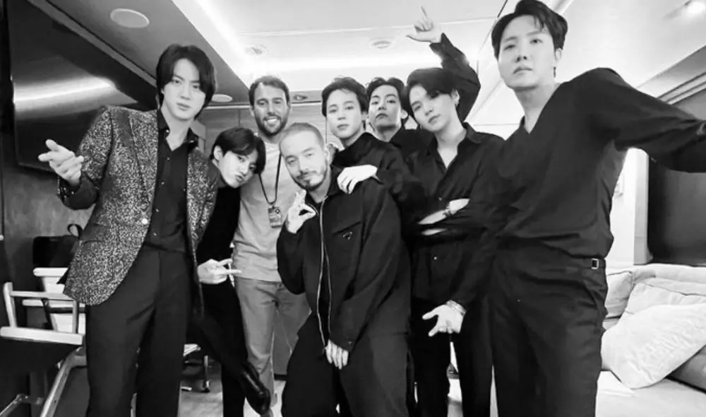 Superestrellas del k-pop, BTS, junto al colombiano J Balvin y el magnate musical Scooter Braun en el backstage de los Grammy 2022. Foto: @scooterbraun