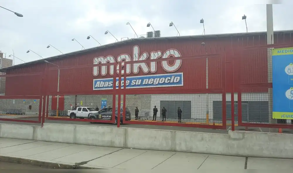 La Policía acudió a Makro para dar la seguridad necesaria. Foto: cortesía