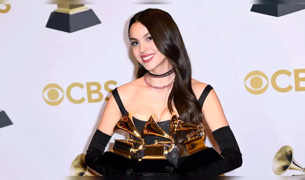 Grammy 2022: Olivia Rodrigo obtuvo 3 premios, pero nunca imaginó que uno de ellos se le caería. Foto: Patrick T. Fallon/AFP