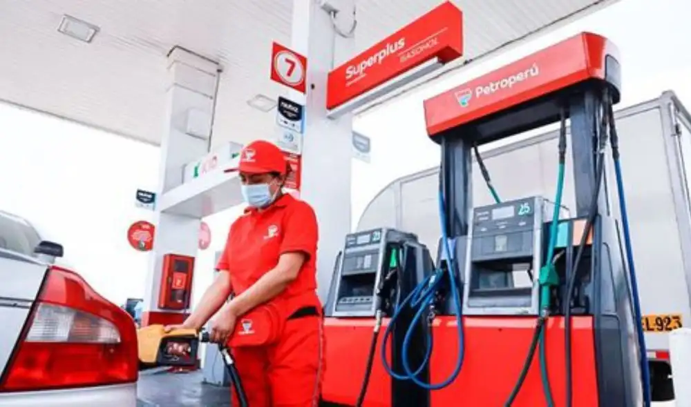 El gasohol de 84 se redujo de S/ 18,48 a S/ 14,66 por galón. Foto: Andina