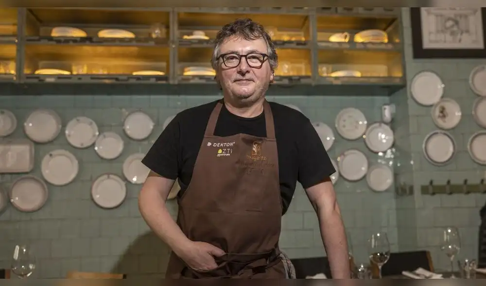 El chef Andoni Luis Aduriz, quien es conocido por la peculiar forma de presentar sus creaciones. Foto: Hule y Mantel