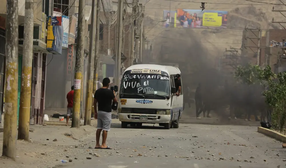 Los enfrentamientos continúan en la capital pese a la presencia de la PNP. Foto: John Reyes / La República