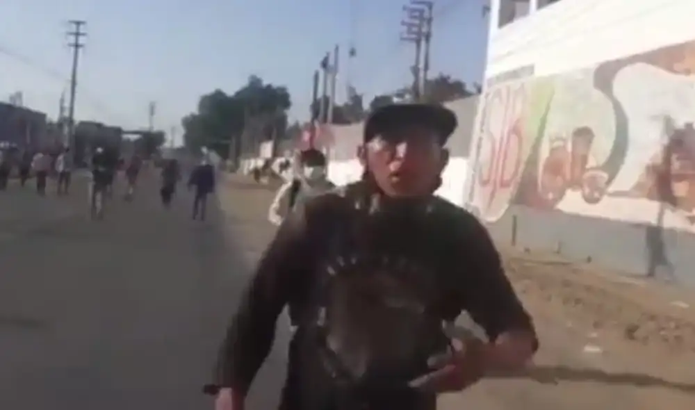 Desadaptado agrede al periodista Henry Lovera, reportero de Canal 29 y Radio La Achirana. Foto: captura/video/Facebook Nexomedia