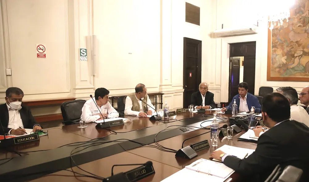 Pedro Castillo junto a sus ministros coordinando acciones del Gobierno ante paralización de transportistas. Foto: Presidencia