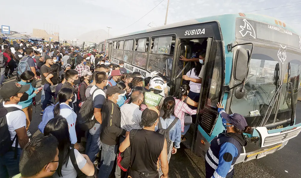 Desborde. Al haber menos buses, se colmaron los paraderos y se corría riesgo de ataques a las unidades que daban servicio. Foto: difusión. Desborde. Al haber menos buses, se colmaron los paraderos y se corría riesgo de ataques a las unidades que daban servicio. Foto: difusión.