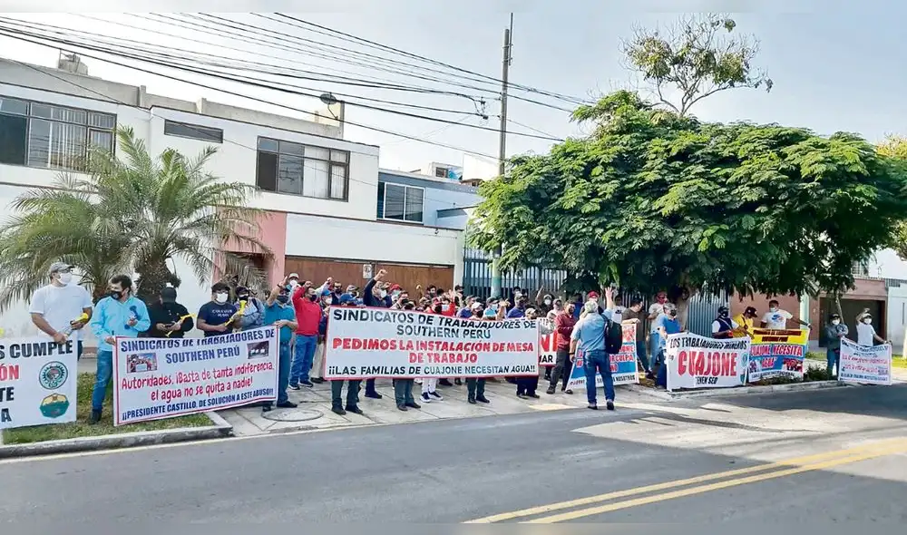 No se resuelve. Trabajadores protestaron porque comuneros no dejan pasar agua a campamento de minera Southern. Foto: La República