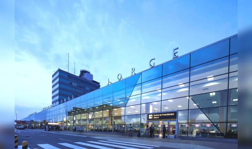 El Aeropuerto Internacional Jorge Chávez seguirá operando, pero recomendó a los pasajeros a tomar sus precauciones. Foto: Andina