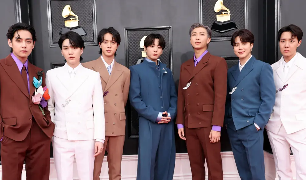 BTS llamó la atención del público de los Grammy con trajes Louis Vuitton en la red carpet. Foto: AFP