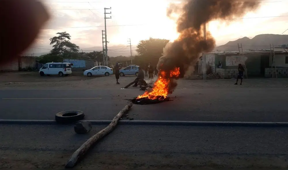 Quema de llantas se realizó en diversos puntos del distrito de Olmos. Foto: La República