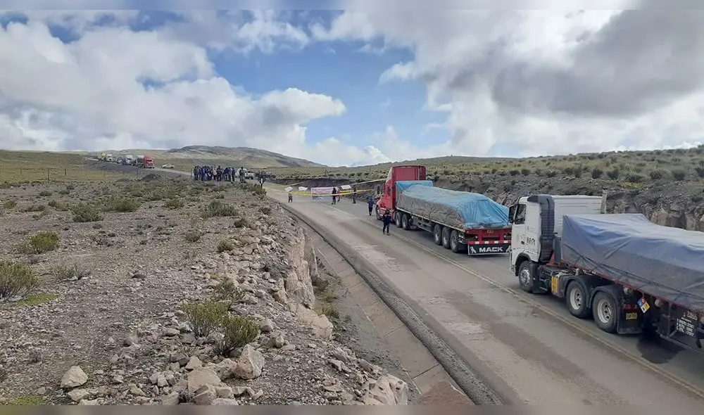 Cusco. Bloqueos en Condoroma afecta el libre tránsito de diversos vehículos. Foto: PNP