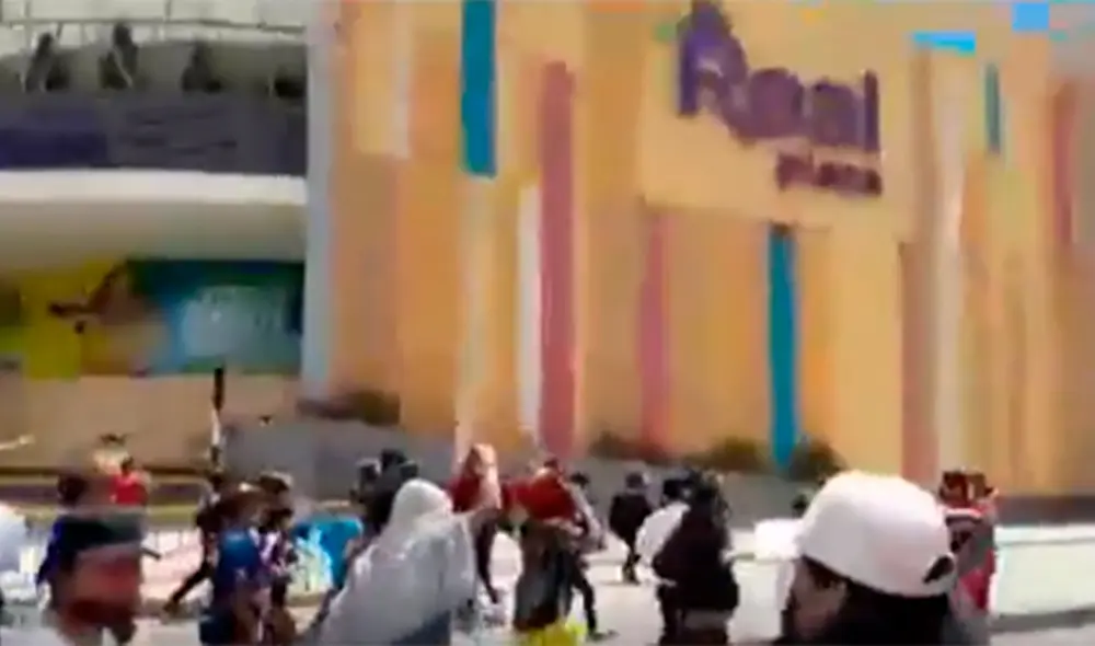 Manifestantes burlaron el cerco policial. Foto: captura Canal N Manifestantes burlaron el cerco policial. Foto: captura Canal N