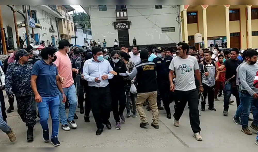 Transportistas, ciudadanos y autoridades participaron en la marcha. Foto: Huancabamba Noticias Transportistas, ciudadanos y autoridades participaron en la marcha. Foto: Huancabamba Noticias