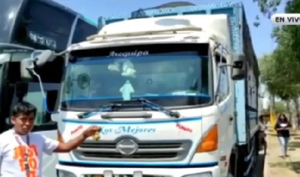 El conductor permanece varado en el kilómetro 300 de la Panamericana Sur, en el sector de El Álamo. Foto: captura RPP El conductor permanece varado en el kilómetro 300 de la Panamericana Sur, en el sector de El Álamo. Foto: captura RPP