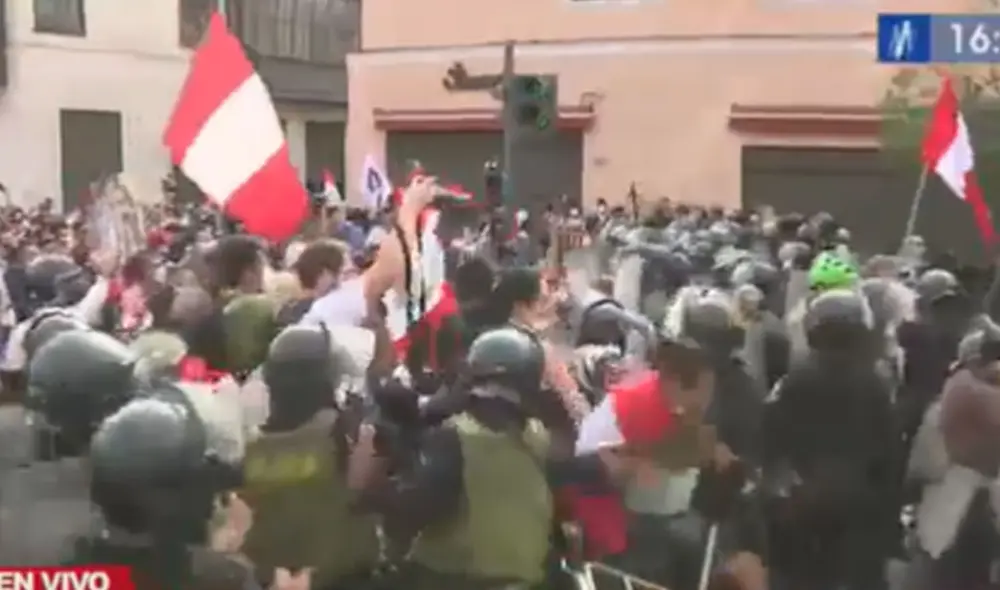 Muchos de los manifestantes llevan palos y objetos que atentan contra los efectivos. Foto: captura de Canal N Muchos de los manifestantes llevan palos y objetos que atentan contra los efectivos. Foto: captura de Canal N