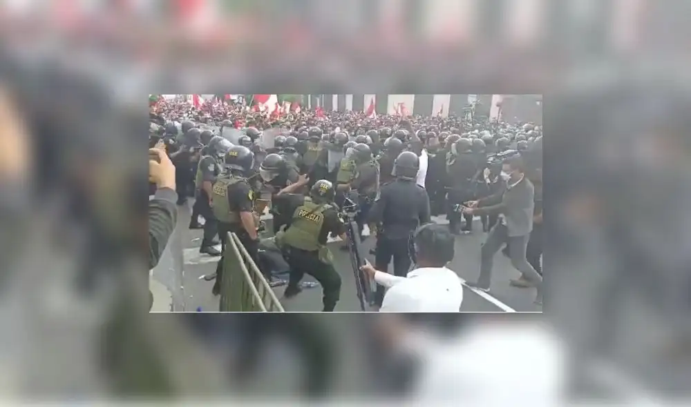 PNP reprime a manifestantes para que no lleguen al Congreso. Foto: captura / URPI PNP reprime a manifestantes para que no lleguen al Congreso. Foto: captura / URPI