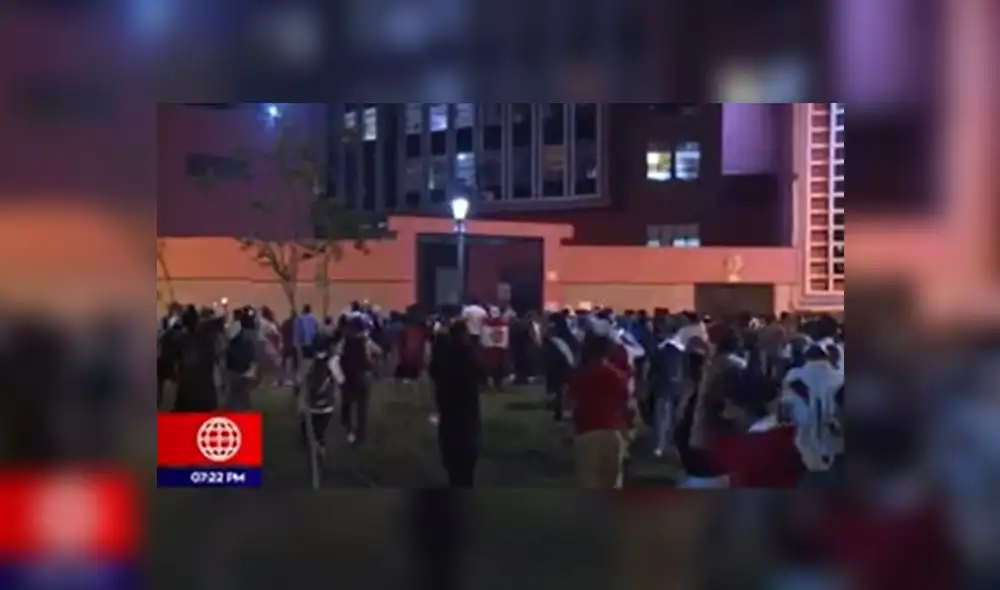 Manifestantes destrozan sede de la Corte Superior de Justicia de Lima. Foto: captura / América