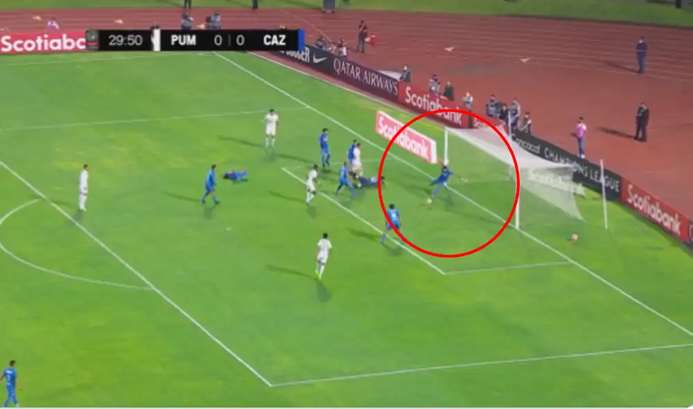 Cruz Azul vs. Pumas: Luis Abram evitó el primer gol del partido por la Concachampions. Foto: Liga MX