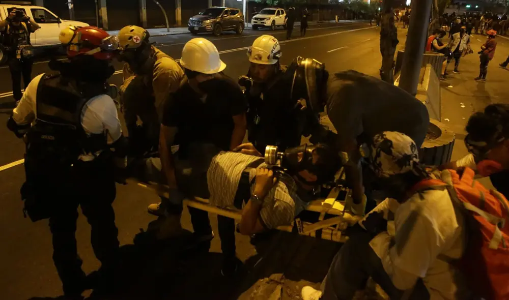 Fotoperiodista fue auxiliado y trasladado en camilla. Foto: John Reyes/La República