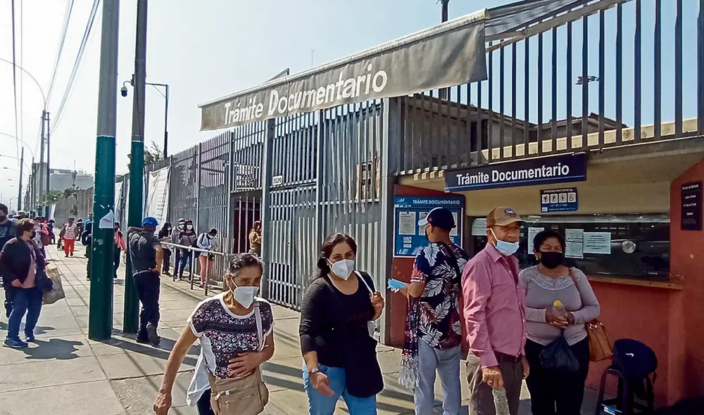 Afectados. Pacientes tuvieron que caminar a nosocomios debido a la falta de transporte. Foto: Mary Luz Aranda/URPI-LR
