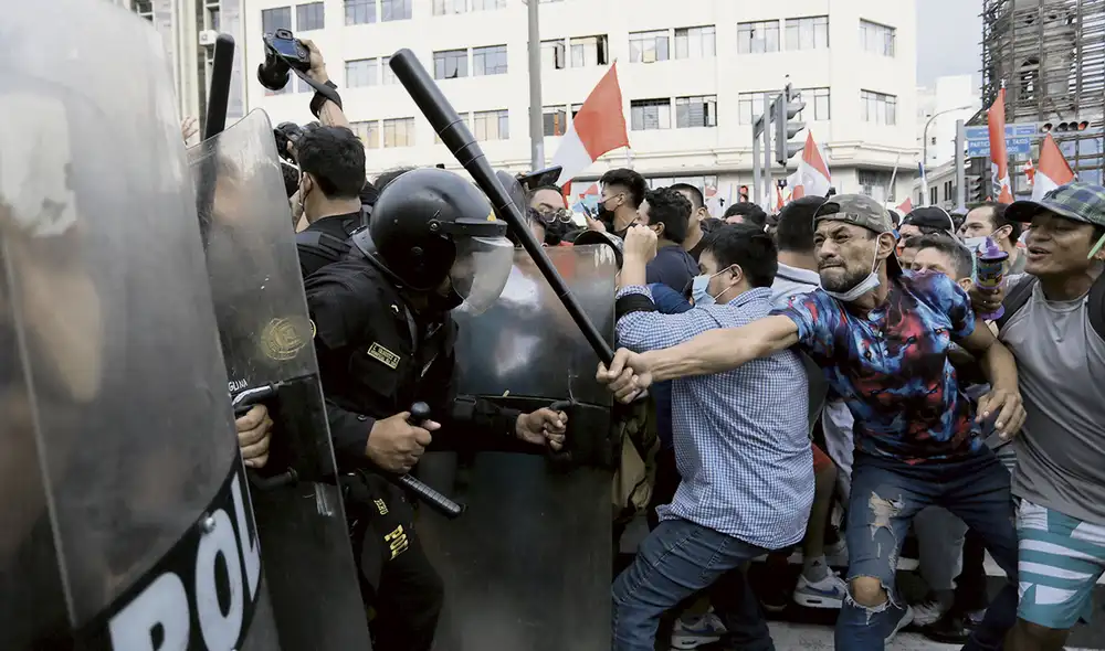 Desmanes. Vándalos y miembros de la resistencia provocaron a la policía y generaron violencia a dos cuadras del Congreso. Foto: Gerardo Marín/La República