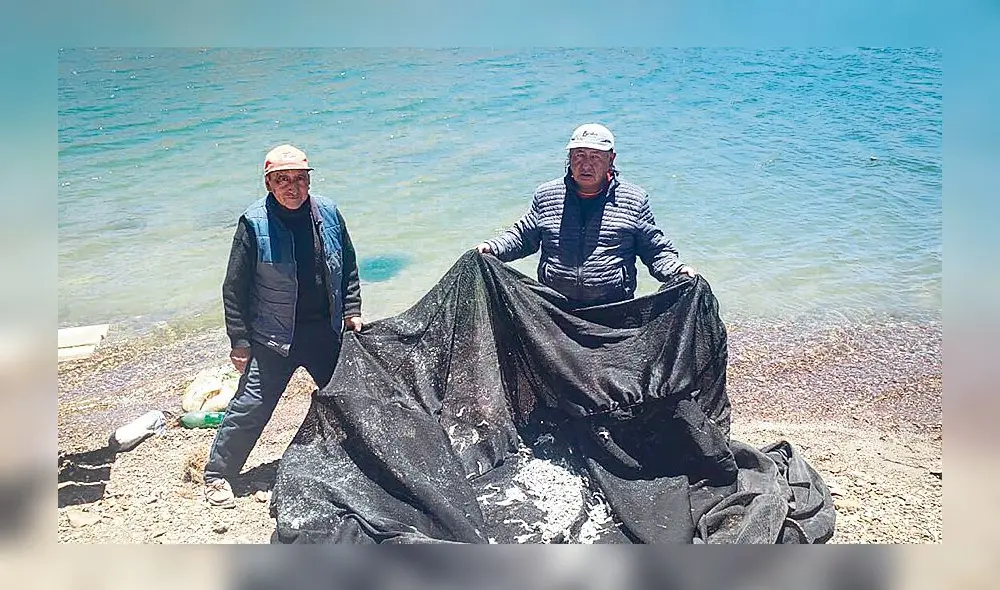 Prueba. Comuneros mostraron como murieron alevinos. Foto: La República