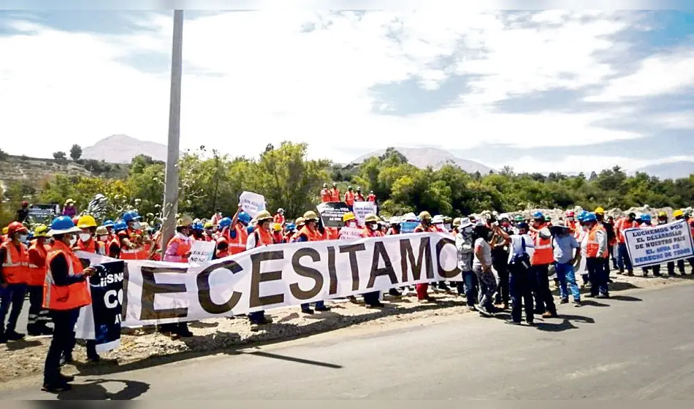 Reclamo. Trabajadores de minera exigen a comuneros les reabran agua para campamento. Foto: La República Reclamo. Trabajadores de minera exigen a comuneros les reabran agua para campamento. Foto: La República