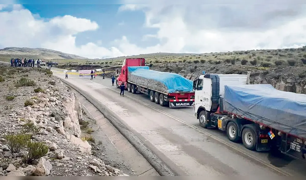 Bloqueo. Carros de alto tonelaje quedaron varados ayer en el corredor minero que une a Cusco con Arequipa. Foto: La República