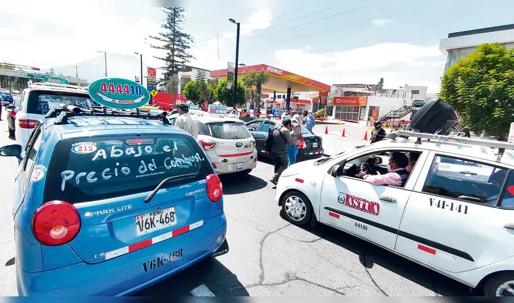 Reclamo. Taxistas de Arequipa hicieron una marcha rodante por las calles de la ciudad. Hicieron paradas en los grifos donde no se notaba una reducción en los costos de los combustibles. Foto: La República