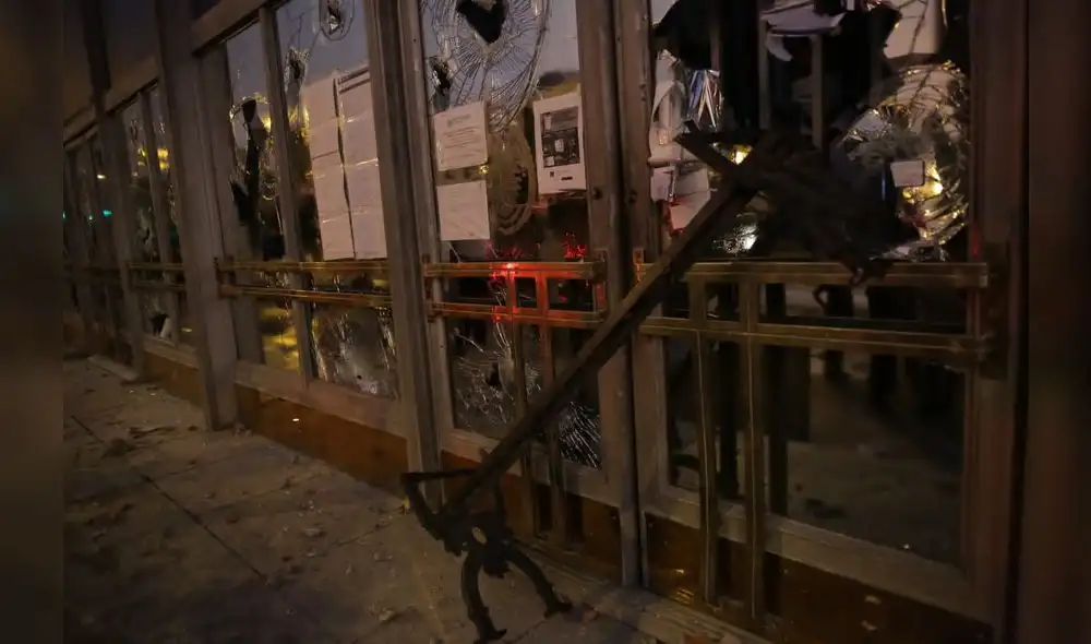 Los protestantes lanzaron una banqueta de la calle contra las puertas de vidrio del Ministerio Público. Foto: La República Los protestantes lanzaron una banqueta de la calle contra las puertas de vidrio del Ministerio Público. Foto: La República