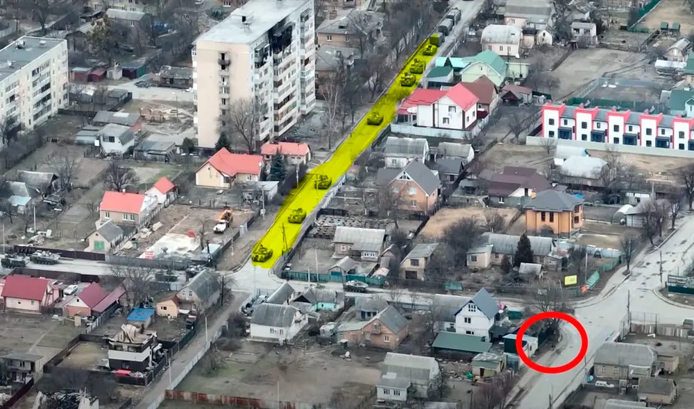 Columna de blindados ubicados en la calle a la que el ciclista, marcado con un círculo rojo, se acerca. Foto: Bellingcat/ElDiario.es