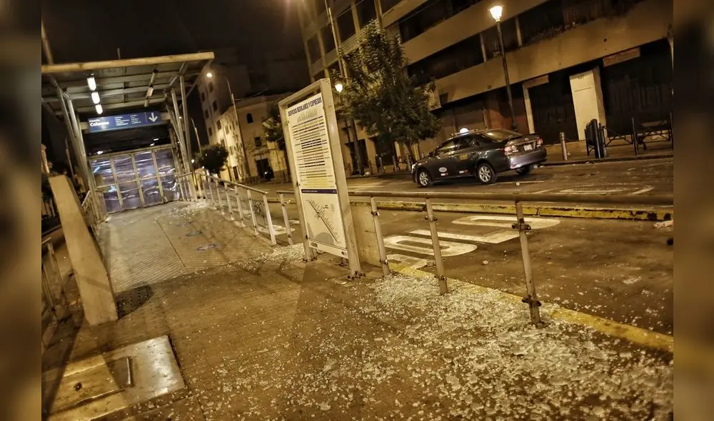 La estación Colmena del Metropolitano también fue atacada durante las protestas. Foto: Antonio Melgarejo/La República