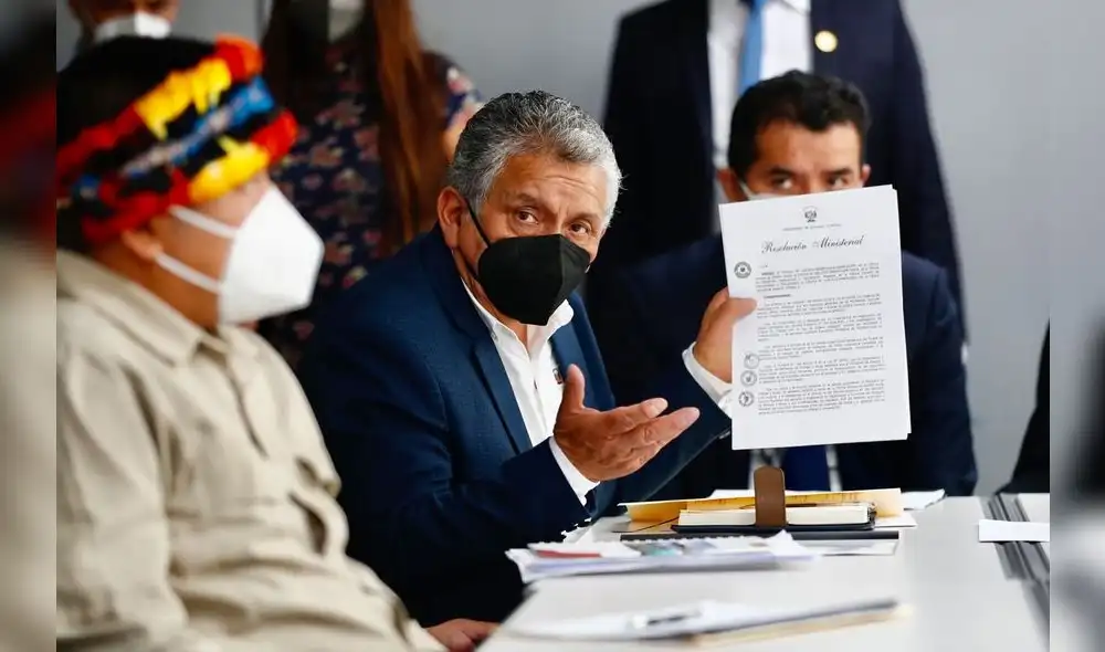 Gobierno y comunidades nativas firmaron acuerdo para levantar medida de fuerza y crear una mesa de trabajo. Foto: Minem Gobierno y comunidades nativas firmaron acuerdo para levantar medida de fuerza y crear una mesa de trabajo. Foto: Minem