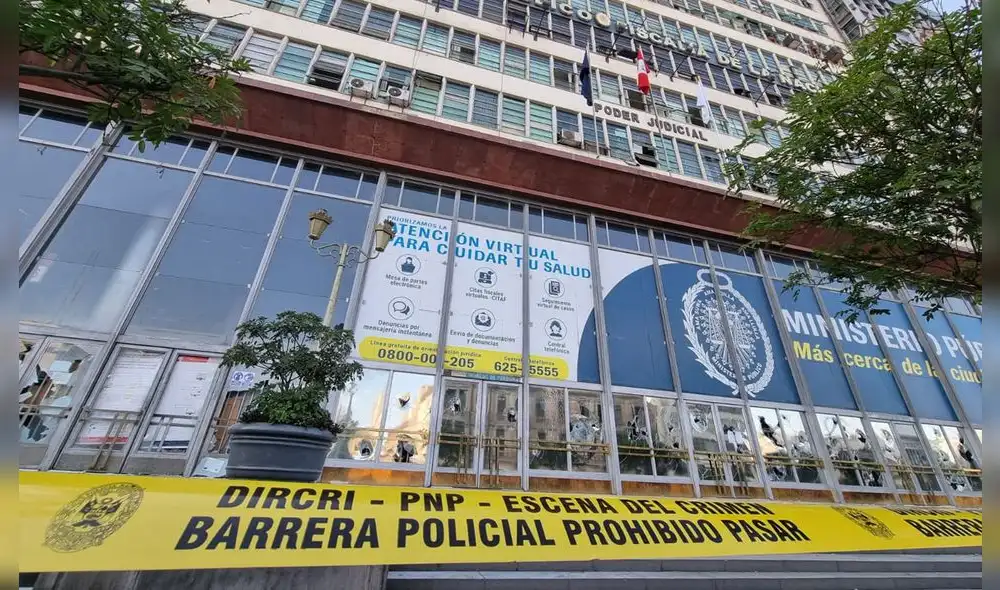 La sede del Ministerio Público fue atacada durante las marchas en Lima. Foto: URPI-LR