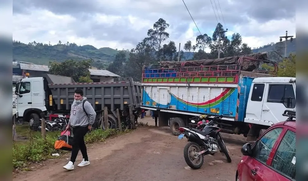 Transportistas bloquearon el paso a modo de protesta. Foto: Radio Emisora Sondorillo Transportistas bloquearon el paso a modo de protesta. Foto: Radio Emisora Sondorillo