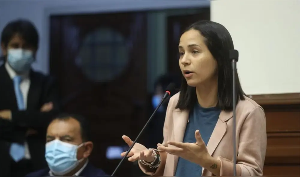 Sigrid Bazán, quien pertenece a la bancada de JP, anunció por su cuenta de Twitter que elaboró pedido de interpelación a Alfonso Chávarry. Foto: La República