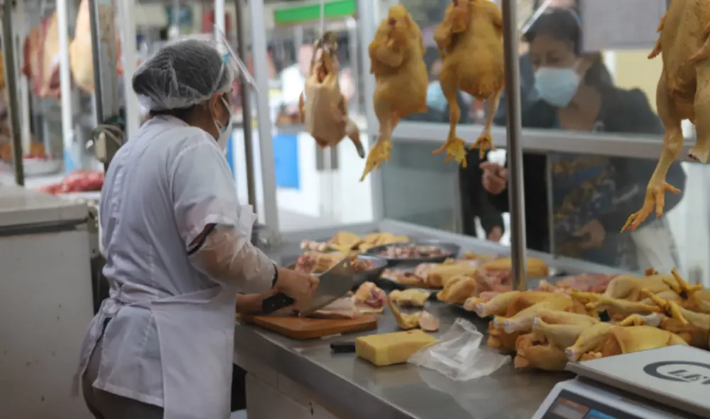 El precio del pollo, durante estos cuatro meses del año, ha bajado y subido en su venta y comercialización. Foto: Archivo LR