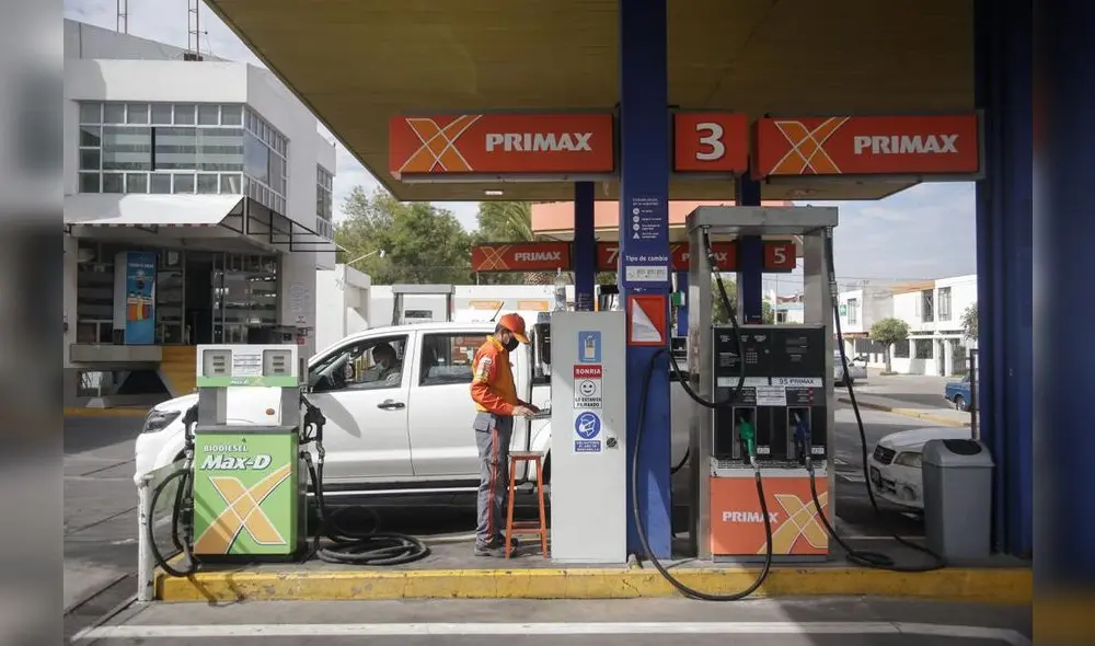 En varias estaciones aún no reducen los precios de combustibles como se esperaba. Foto: Rodrigo Talavera/La República
