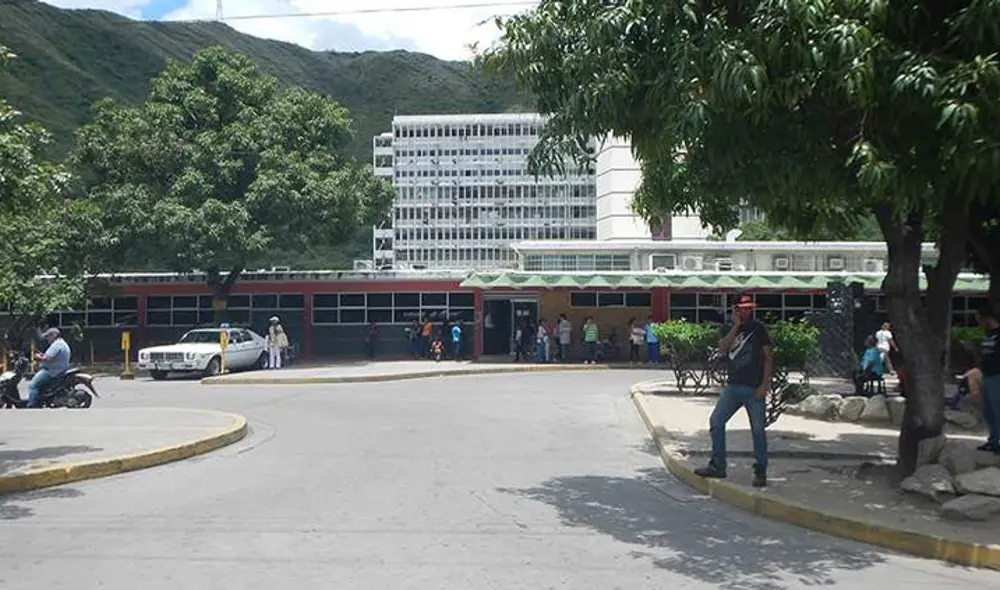 Empleados del Hospital Central de Maracay, en Venezuela, fueron humillados por los familiares del fallecido en medio de la confusión. Foto: Crónica Uno