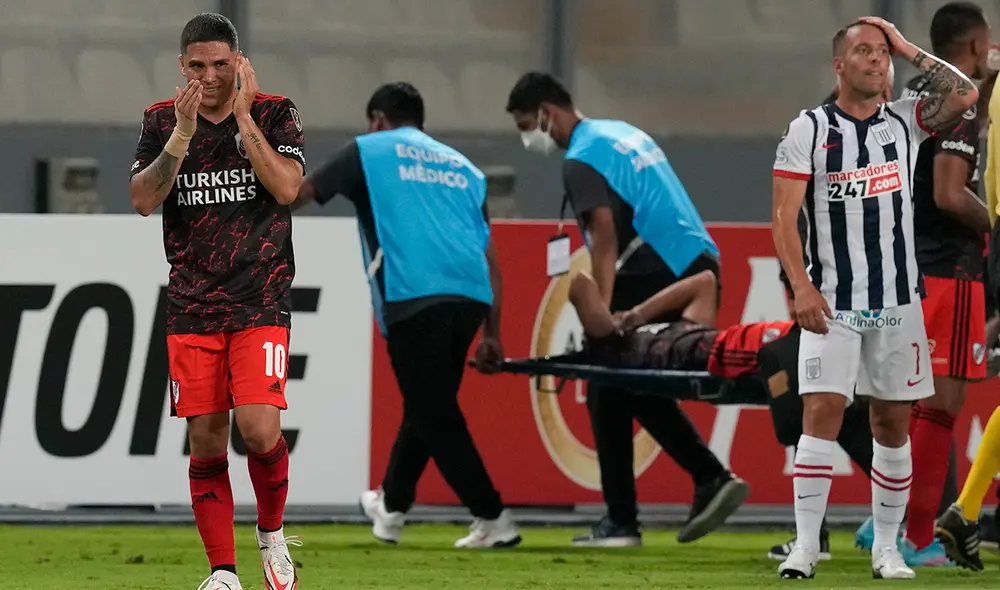 Robert Rojas fue retirado en camilla por la fuerte patada de Aldair Rodríguez. Foto: ESPN