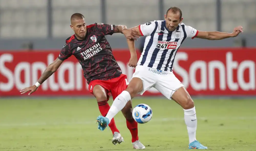 Hernán Barcos jugó los 90 minutos ante River Plate. Foto: EFE