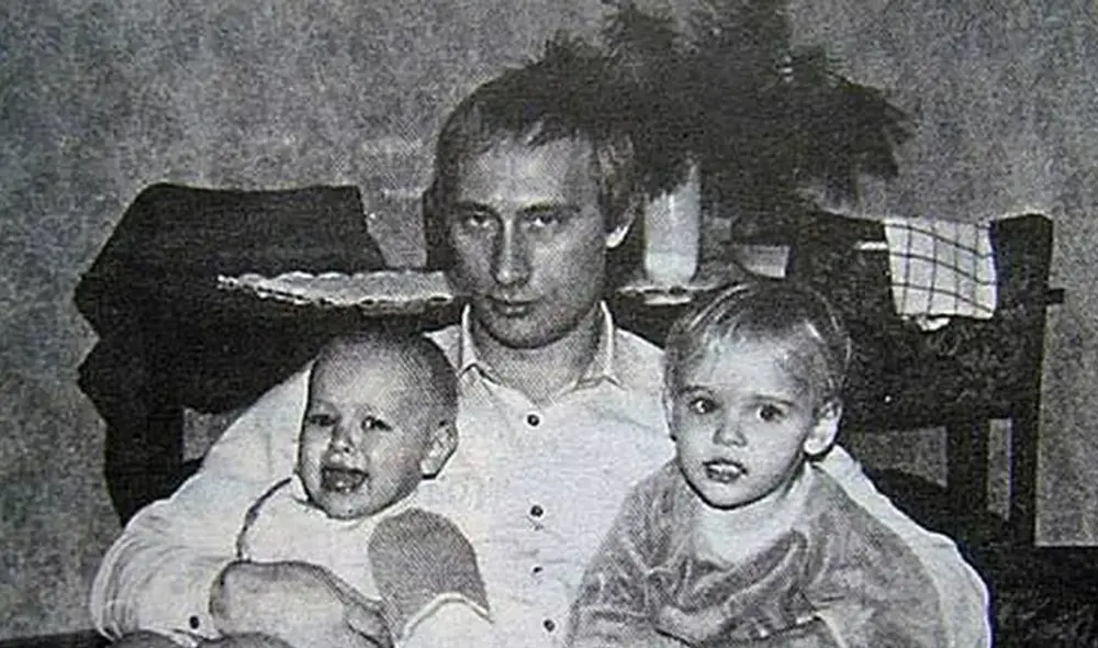 Foto antigua de un joven Vladimir Putin con sus dos hijas. Foto: archivo ruso Foto antigua de un joven Vladimir Putin con sus dos hijas. Foto: archivo ruso