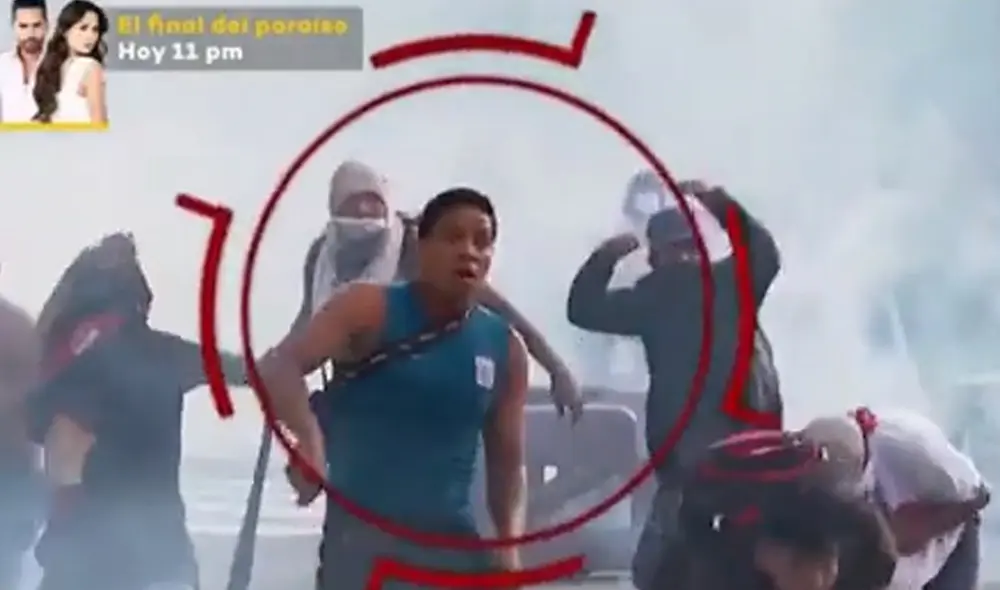 Sujetos atacaron a policías durante la marcha del 5 de abril. Foto: captura de Latina Noticias Sujetos atacaron a policías durante la marcha del 5 de abril. Foto: captura de Latina Noticias